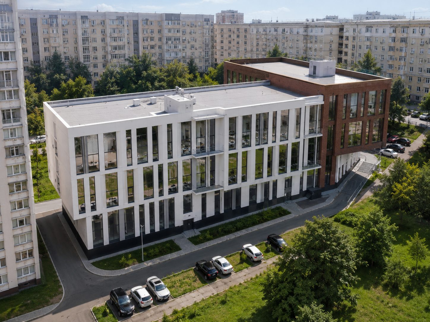 Вид сверху на торгово-офисный деловой центр в жилой застройке